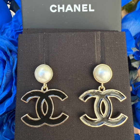 Chanel 25P CC Logo Black Metal Resin Gold Tone Stud White Pearl Pendant Earrings - Picture 2 of 16